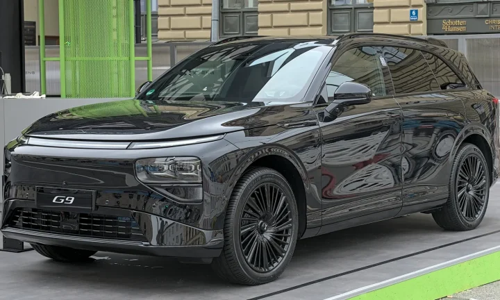 XPeng G9 noir exposé à l’IAA de Munich 2025
