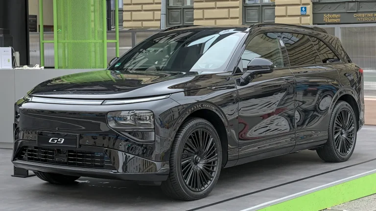 XPeng G9 noir exposé à l’IAA de Munich 2025