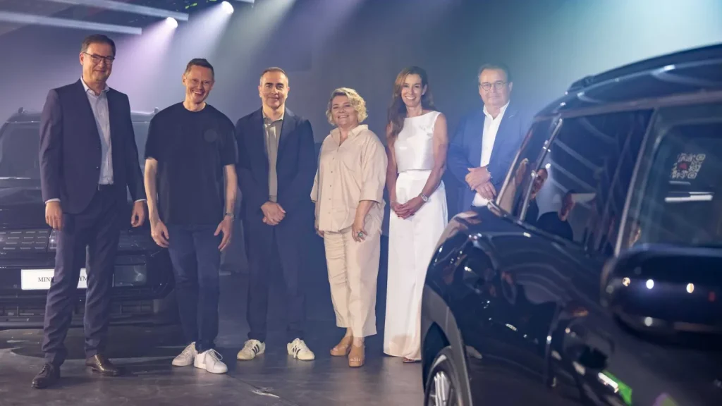 Représentants de MINI Belux et Accent lors de l’annonce de la commande électrique