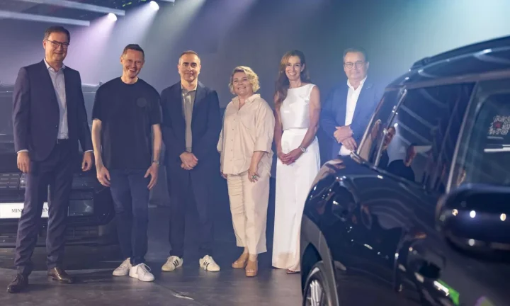Représentants de MINI Belux et Accent lors de l’annonce de la commande électrique