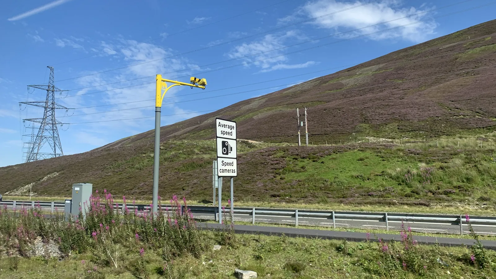 Caméra de contrôle de vitesse moyenne installée au bord d’une route