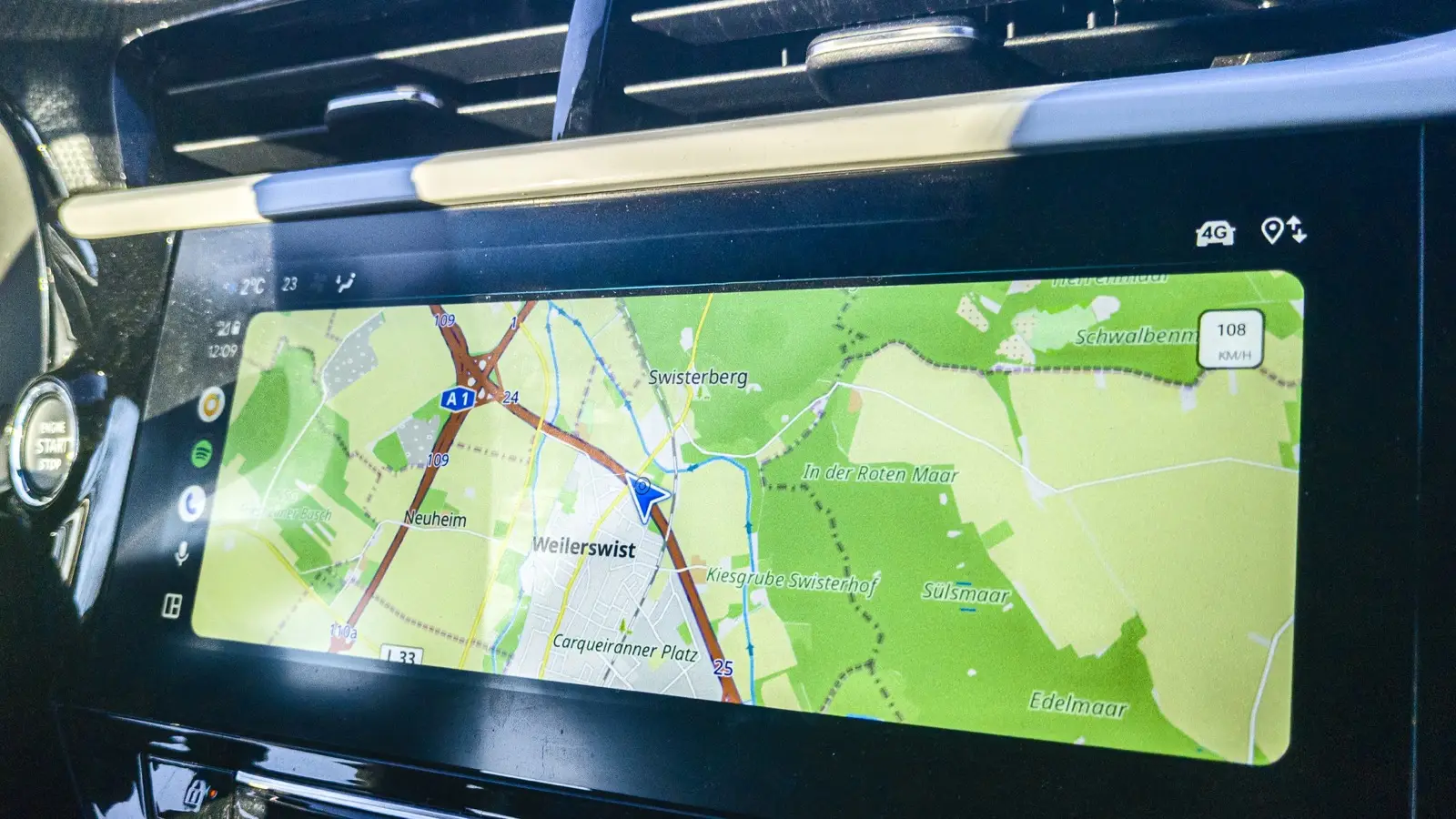 Écran Android Auto affichant une carte sur le tableau de bord d’une voiture