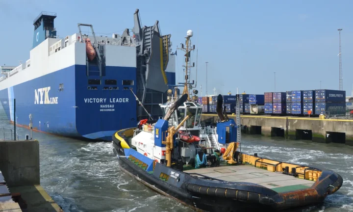 Navire roulier Victory Leader quittant le port de Zeebruges avec un remorqueur