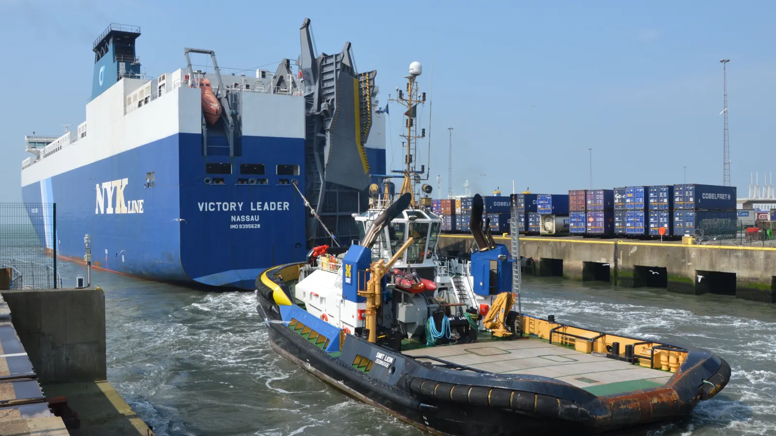 Navire roulier Victory Leader quittant le port de Zeebruges avec un remorqueur