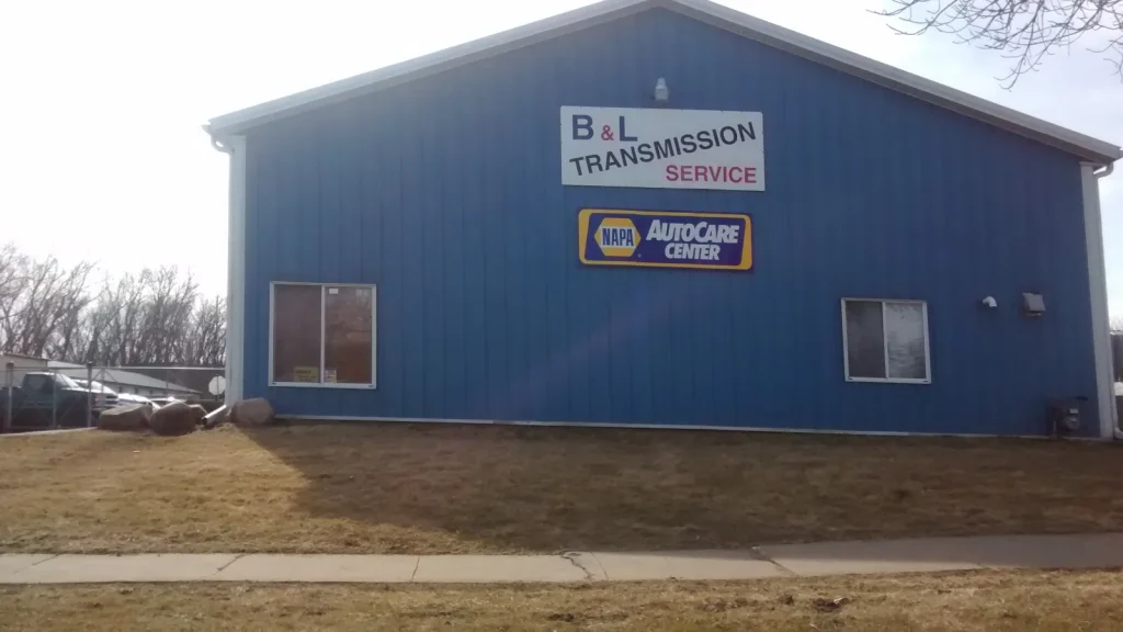 Atelier indépendant de réparation automobile vu depuis la rue