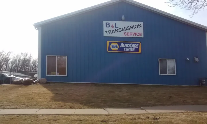 Atelier indépendant de réparation automobile vu depuis la rue