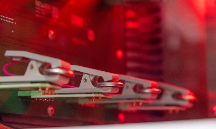 Cellules bouton au lithium installées dans un banc d’essai de laboratoire