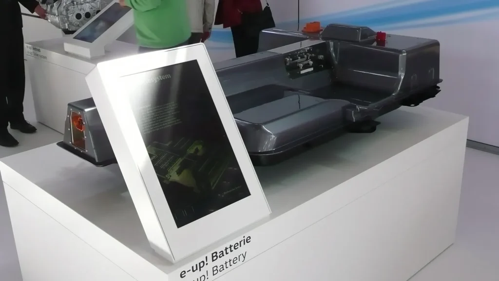 Batterie lithium-ion de voiture électrique exposée dans la manufacture Volkswagen de Dresde