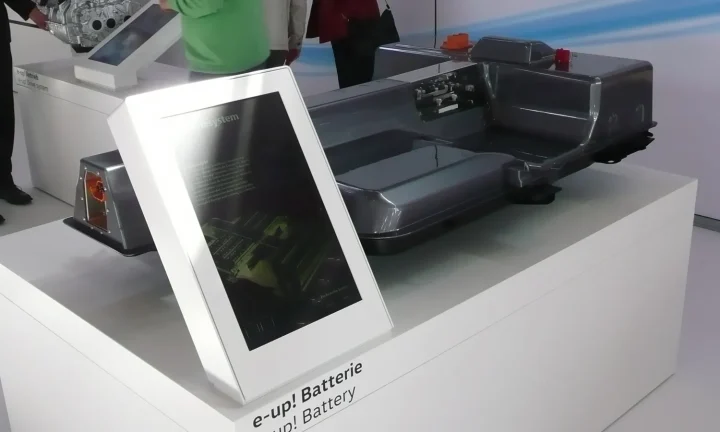 Batterie lithium-ion de voiture électrique exposée dans la manufacture Volkswagen de Dresde