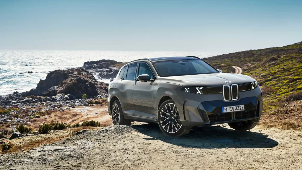 BMW iX5 60 xDrive gris photographié sur une piste côtière