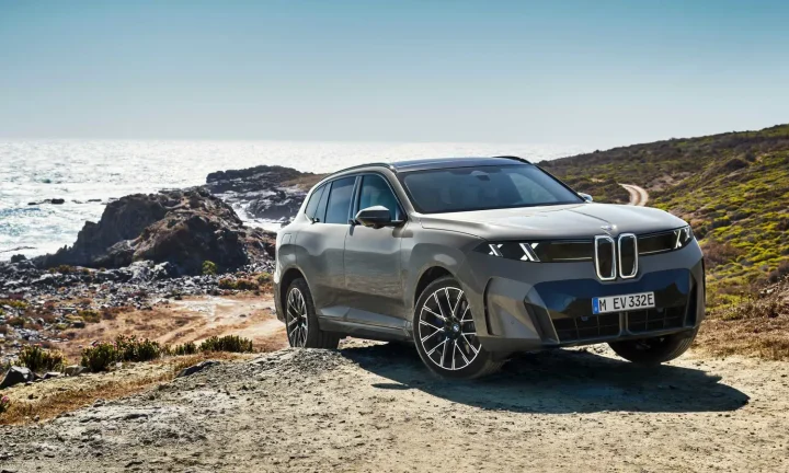 BMW iX5 60 xDrive gris photographié sur une piste côtière