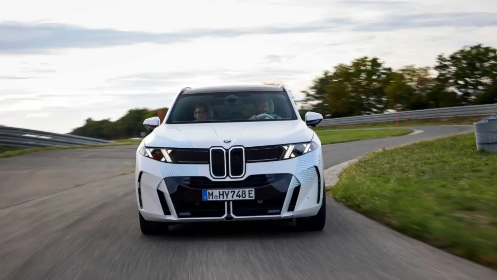 Prototype BMW iX5 Hydrogen blanc roulant sur une piste d’essai