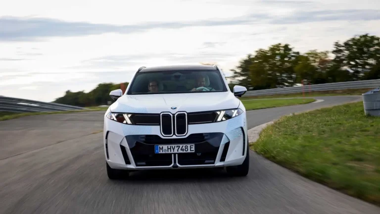 Prototype BMW iX5 Hydrogen blanc roulant sur une piste d’essai