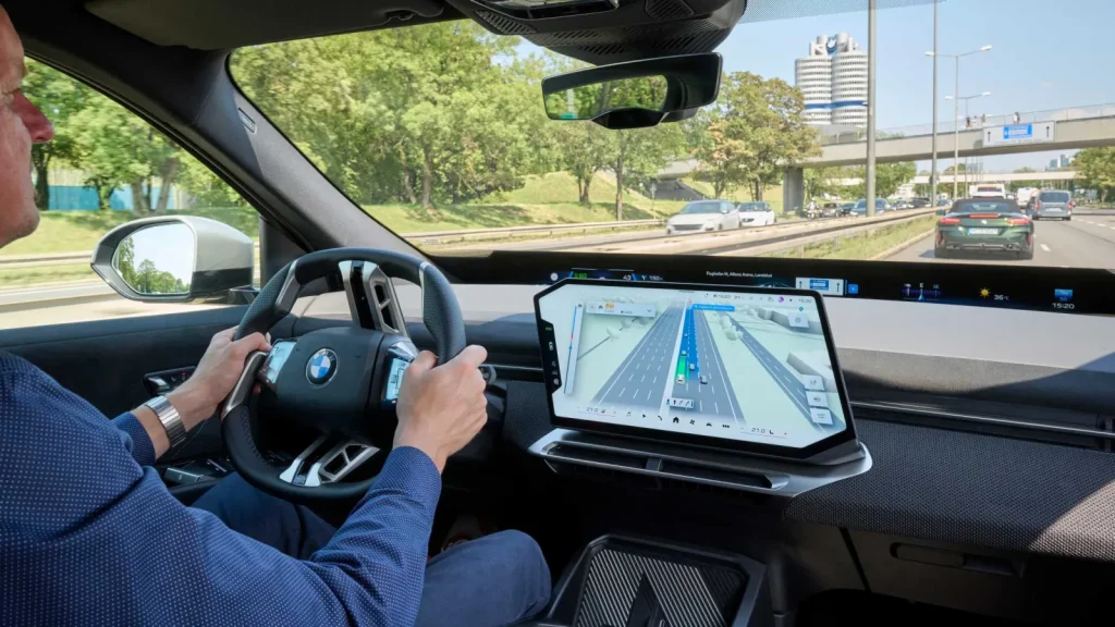 Écran central BMW affichant la navigation et les véhicules détectés dans une vue 3D