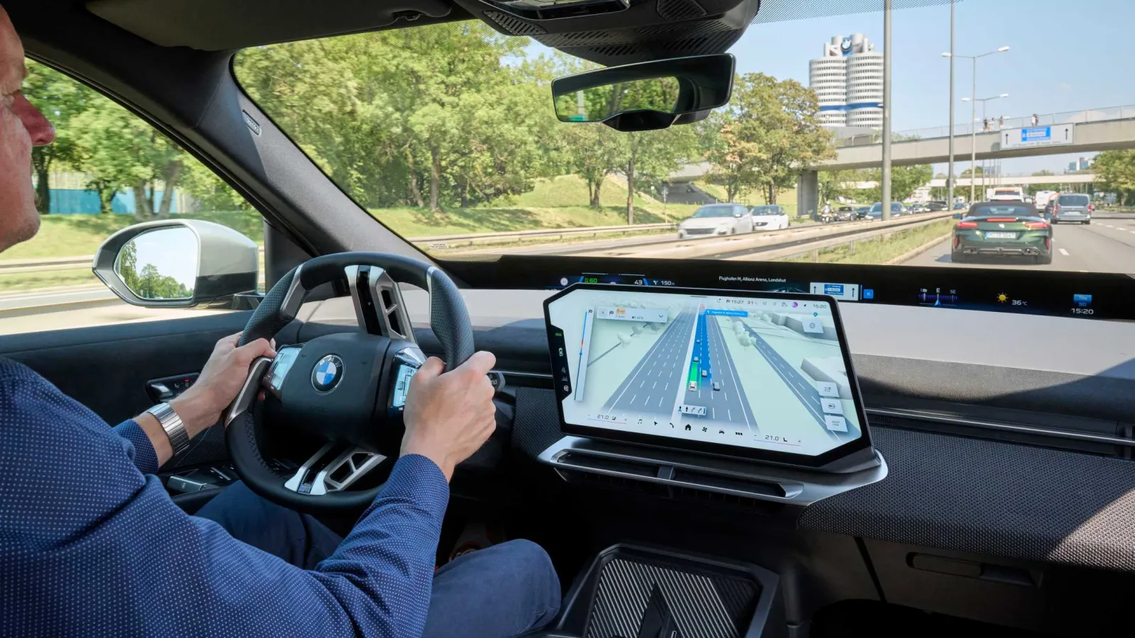 Écran central BMW affichant la navigation et les véhicules détectés dans une vue 3D