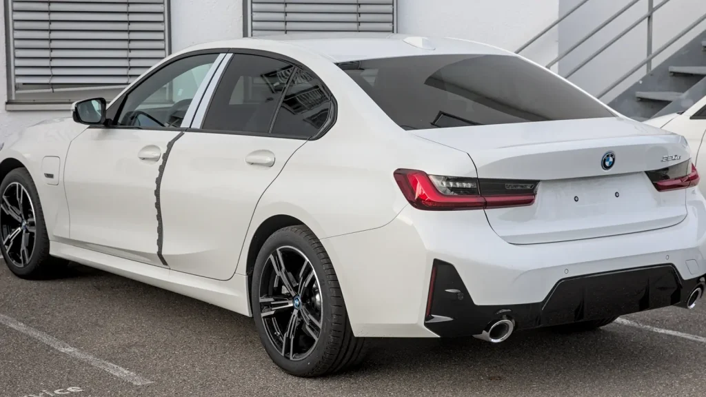 BMW Série 3 G20 blanche vue de trois quarts arrière, illustration d’un rappel qui doit être confirmé par VIN