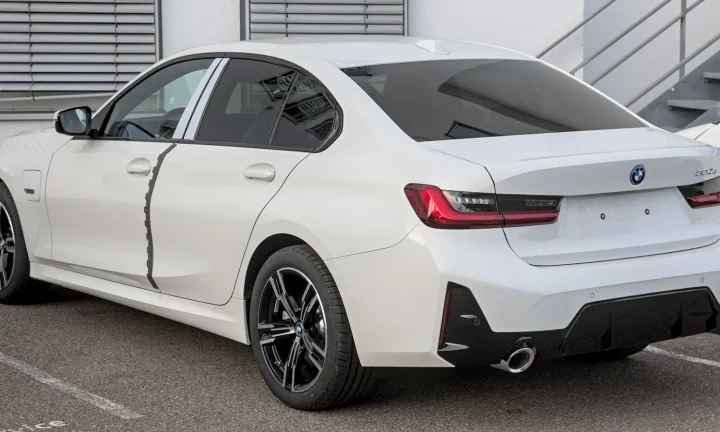 BMW Série 3 G20 blanche vue de trois quarts arrière, illustration d’un rappel qui doit être confirmé par VIN