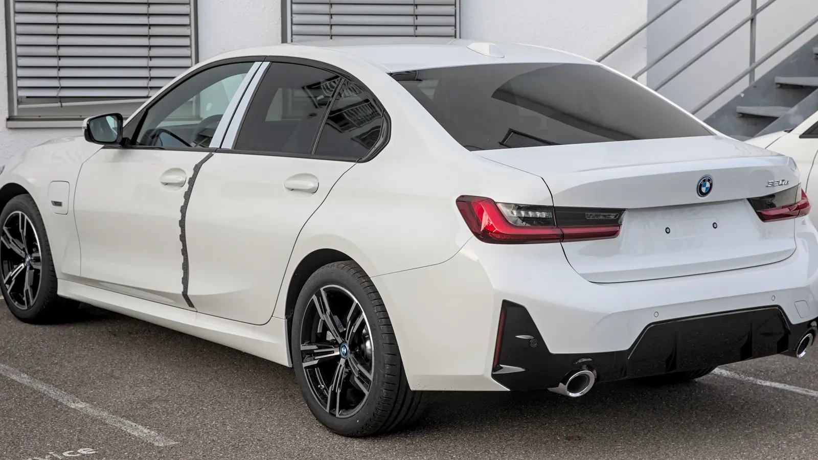 BMW Série 3 G20 blanche vue de trois quarts arrière, illustration d’un rappel qui doit être confirmé par VIN
