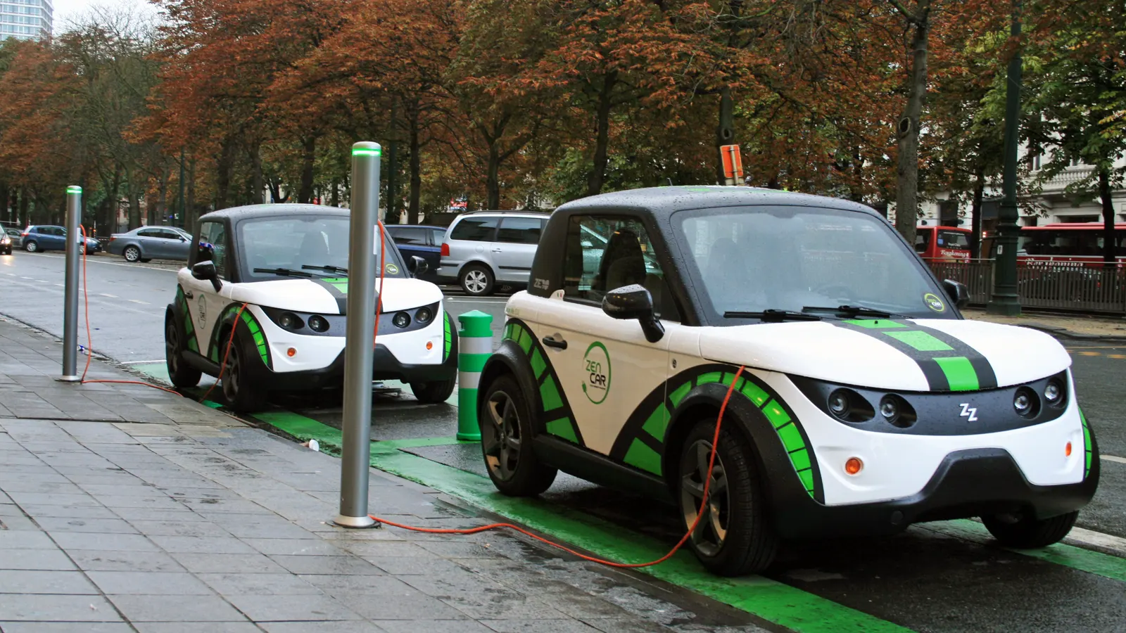 Deux petites voitures électriques branchées à des bornes dans l’avenue Louise à Bruxelles