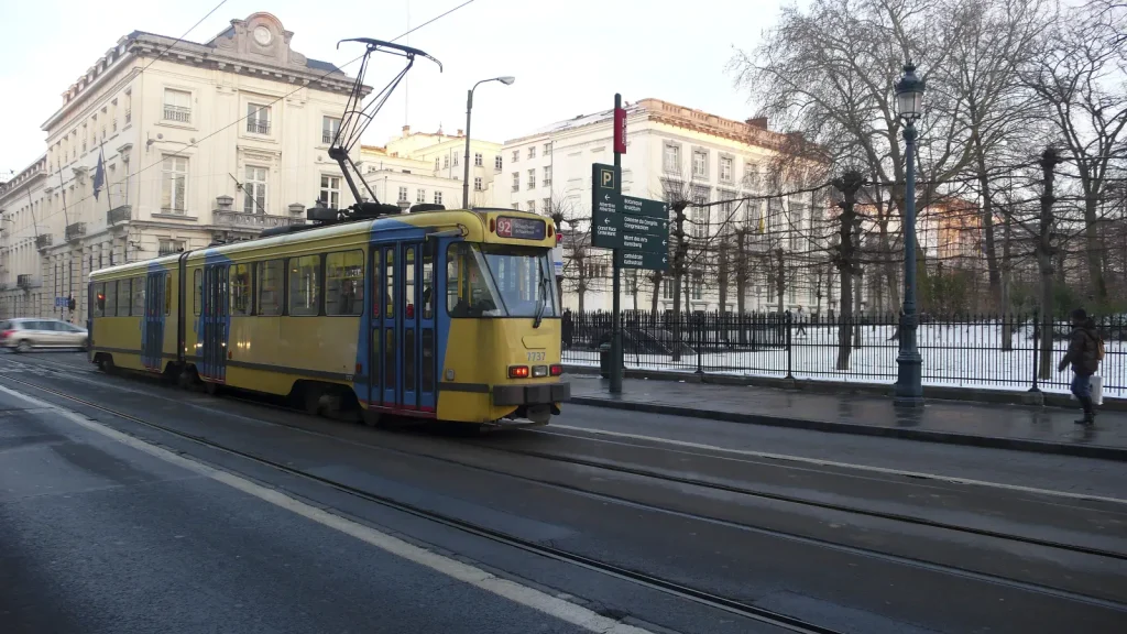 Tram bruxellois circulant devant le parc de Bruxelles