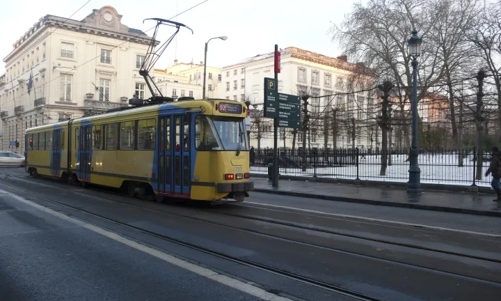 Tram bruxellois circulant devant le parc de Bruxelles