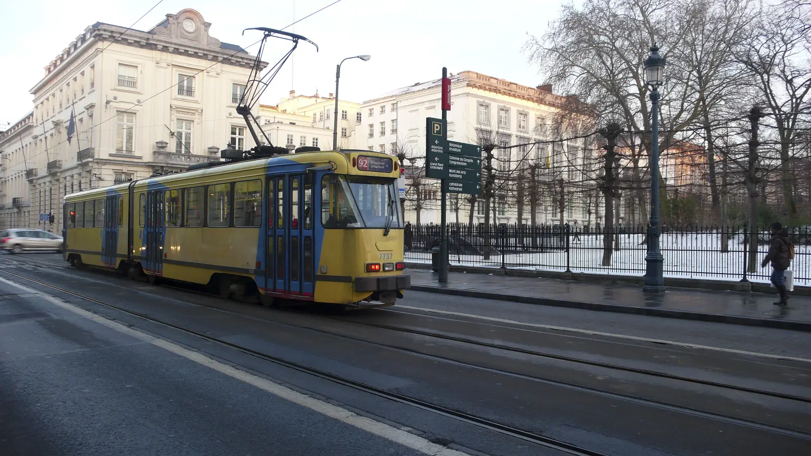 Tram bruxellois circulant devant le parc de Bruxelles