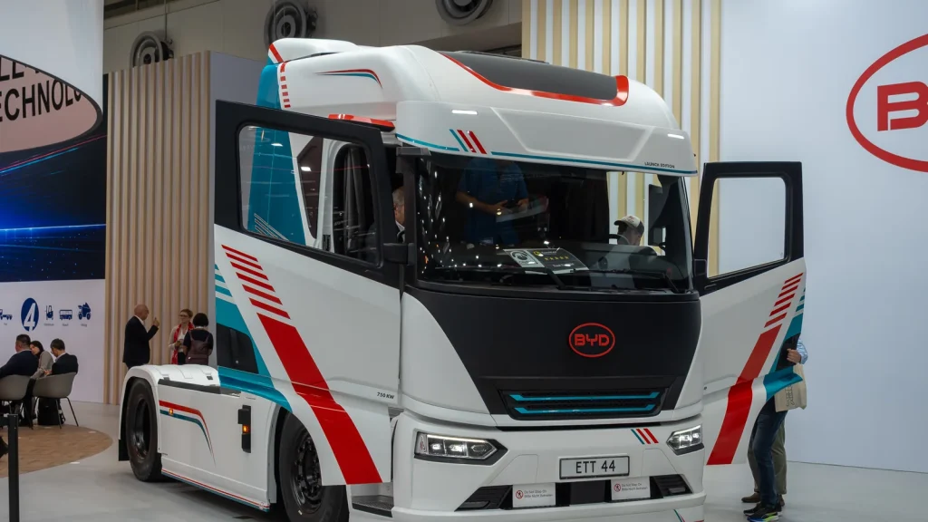 Camion électrique blanc BYD ETT 44 exposé au salon IAA Transportation 2026 à Hanovre