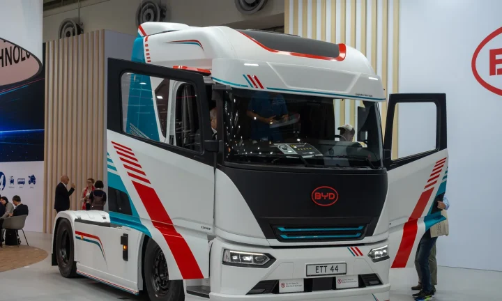 Camion électrique blanc BYD ETT 44 exposé au salon IAA Transportation 2026 à Hanovre
