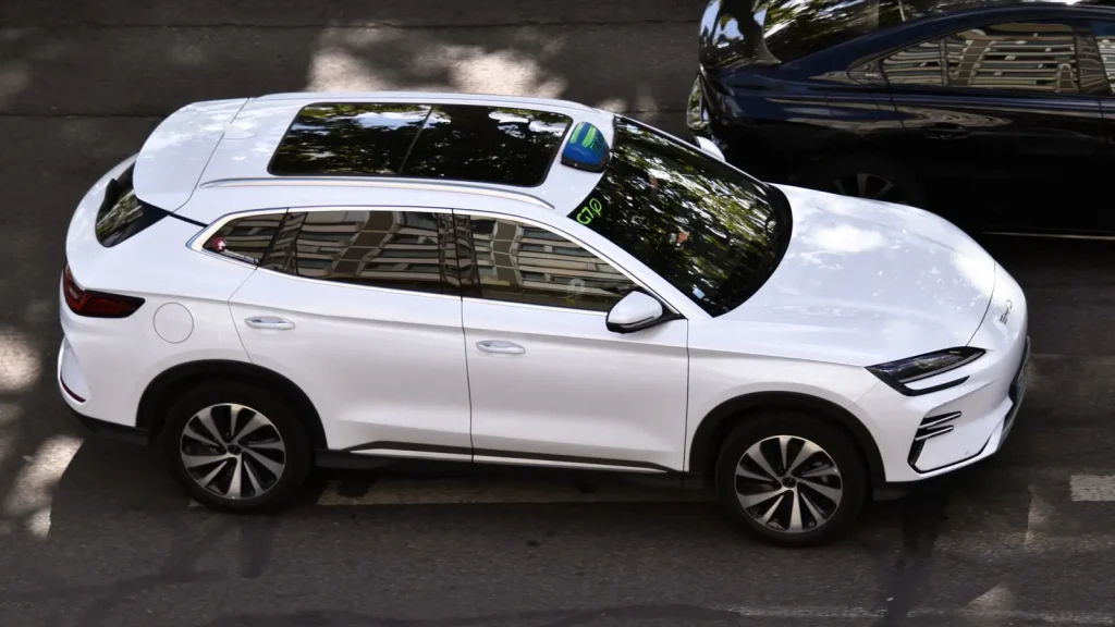 BYD Seal U DM-i blanche vue de trois quarts en circulation