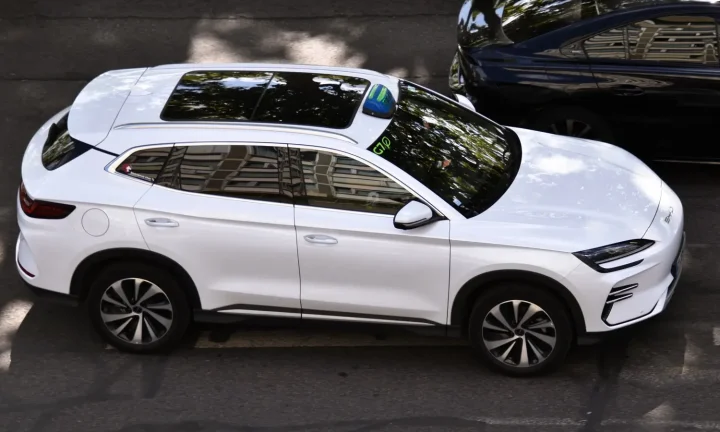 BYD Seal U DM-i blanche vue de trois quarts en circulation