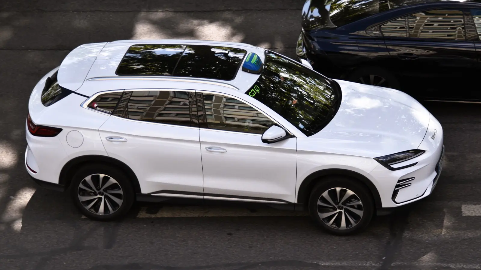 BYD Seal U DM-i blanche vue de trois quarts en circulation