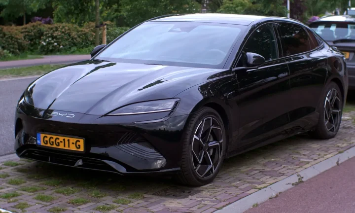 BYD Seal noire immatriculée aux Pays-Bas vue de trois quarts avant