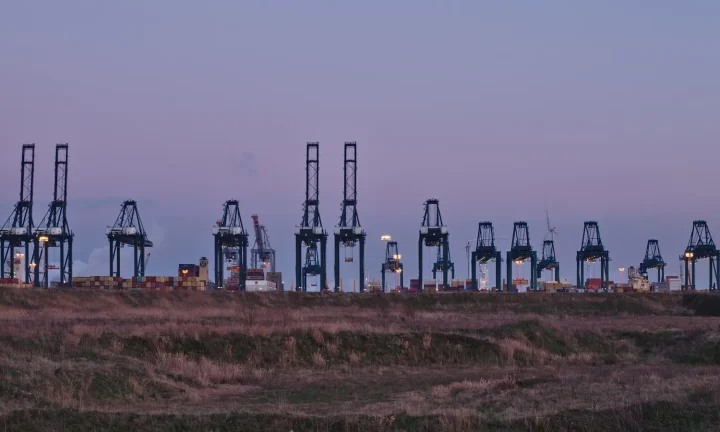 Grues et conteneurs du terminal MPET dans le port d’Anvers au crépuscule