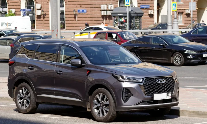 Chery Tiggo 7 gris photographié en ville, illustration du modèle dont la version belge peut différer