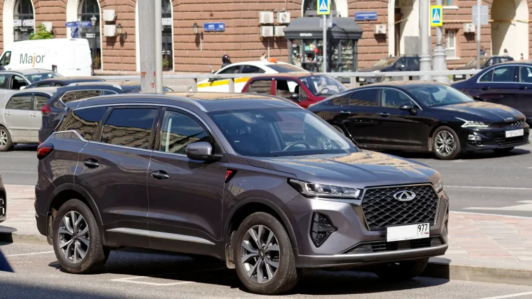 Chery Tiggo 7 gris photographié en ville, illustration du modèle dont la version belge peut différer