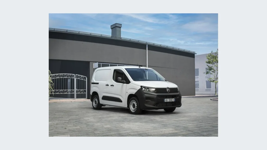 Citroën Berlingo Van First blanc stationné devant un bâtiment professionnel