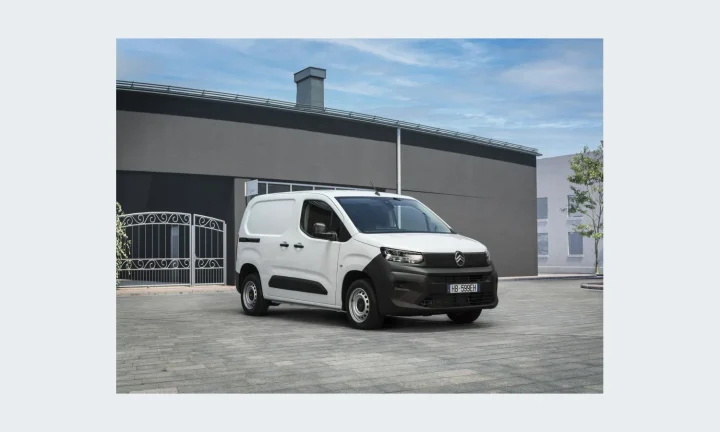 Citroën Berlingo Van First blanc stationné devant un bâtiment professionnel