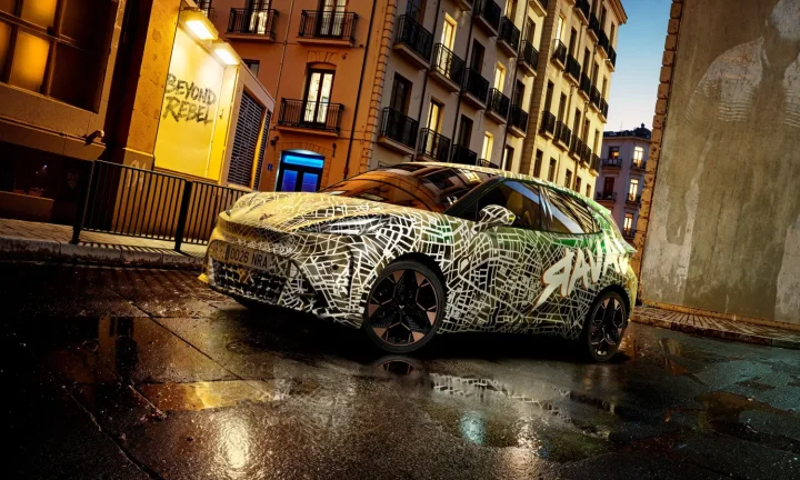CUPRA Raval de présérie photographiée de trois quarts avant