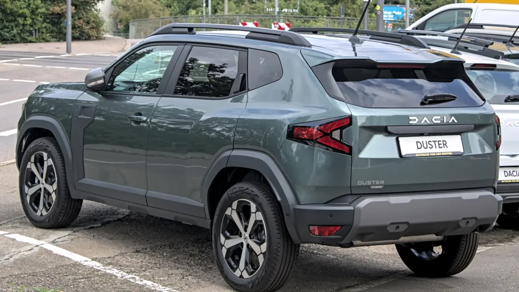 Dacia Duster de troisième génération gris, photographié en 2024