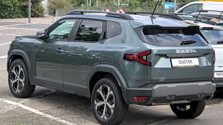 Dacia Duster de troisième génération gris, photographié en 2024