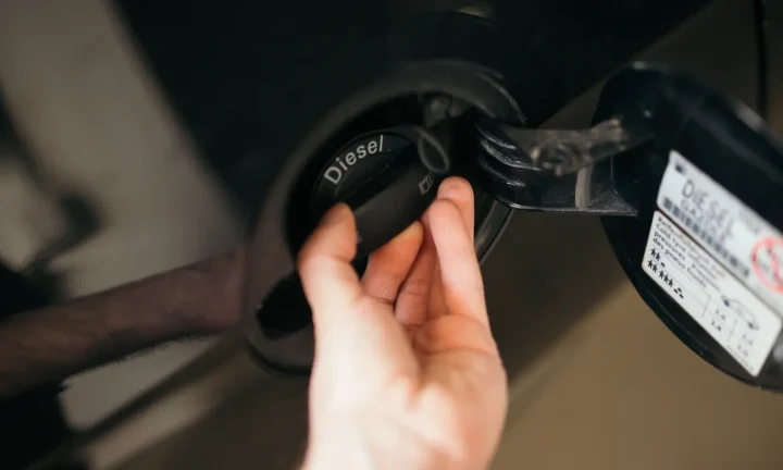 Pistolet de carburant diesel inséré dans le réservoir d’une voiture