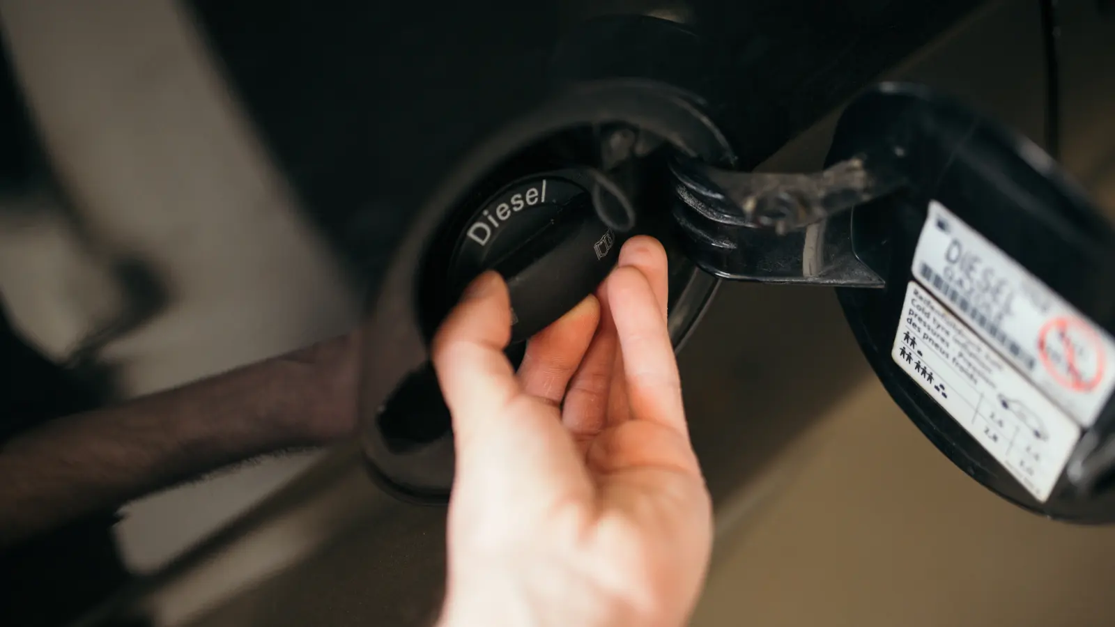 Pistolet de carburant diesel inséré dans le réservoir d’une voiture