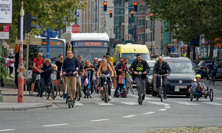 Cyclistes et utilisateurs de trottinettes pendant un Dimanche sans voiture à Bruxelles