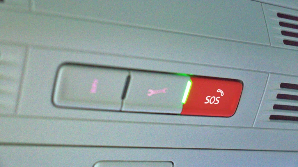 Bouton SOS rouge du système eCall dans le plafonnier d’une voiture