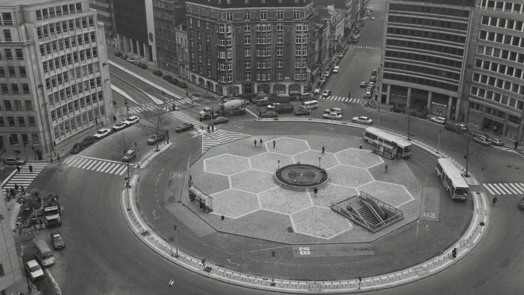 Vue aérienne du rond-point Schuman à Bruxelles avec voitures, bus et camion