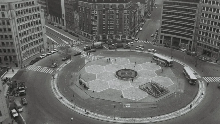 Vue aérienne du rond-point Schuman à Bruxelles avec voitures, bus et camion
