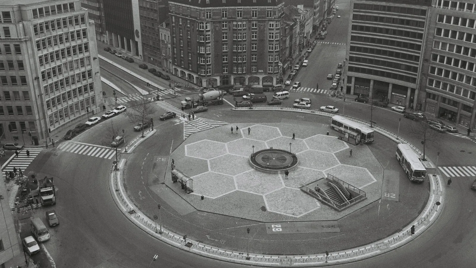 Vue aérienne du rond-point Schuman à Bruxelles avec voitures, bus et camion