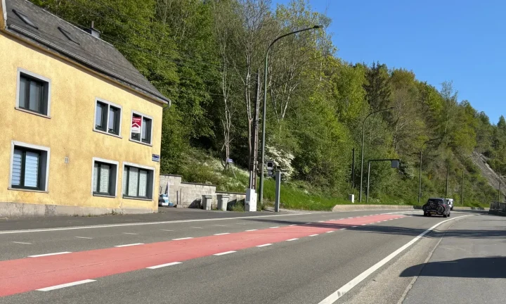 Radar de vitesse installé le long de la N4 à la sortie de Martelange en Belgique