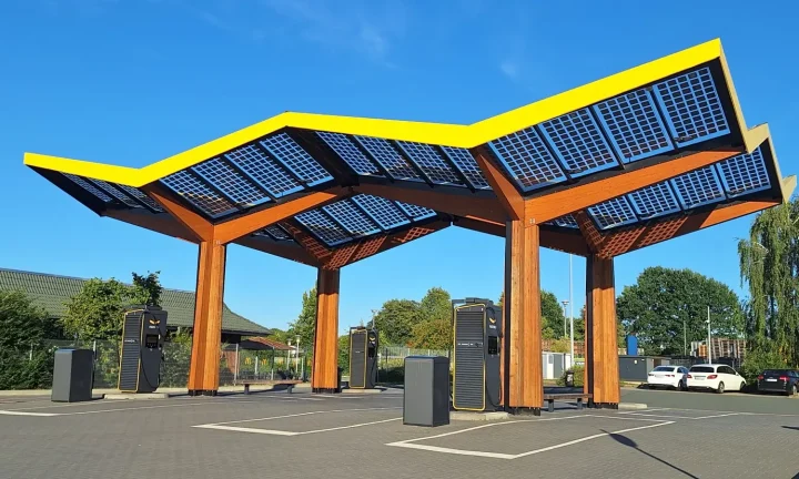 Station de recharge rapide Fastned sous une grande canopée jaune