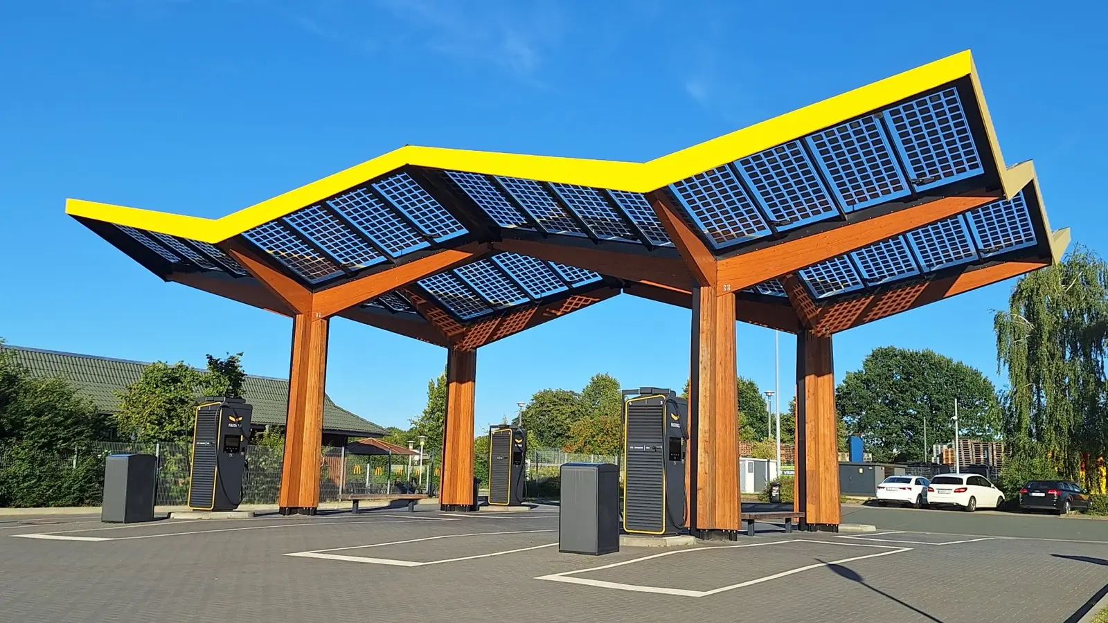 Station de recharge rapide Fastned sous une grande canopée jaune